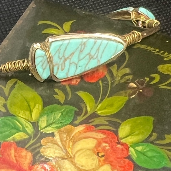 Vintage arrow head bracelet. Brass and turquoise costume bracelet - Picture 6 of 15